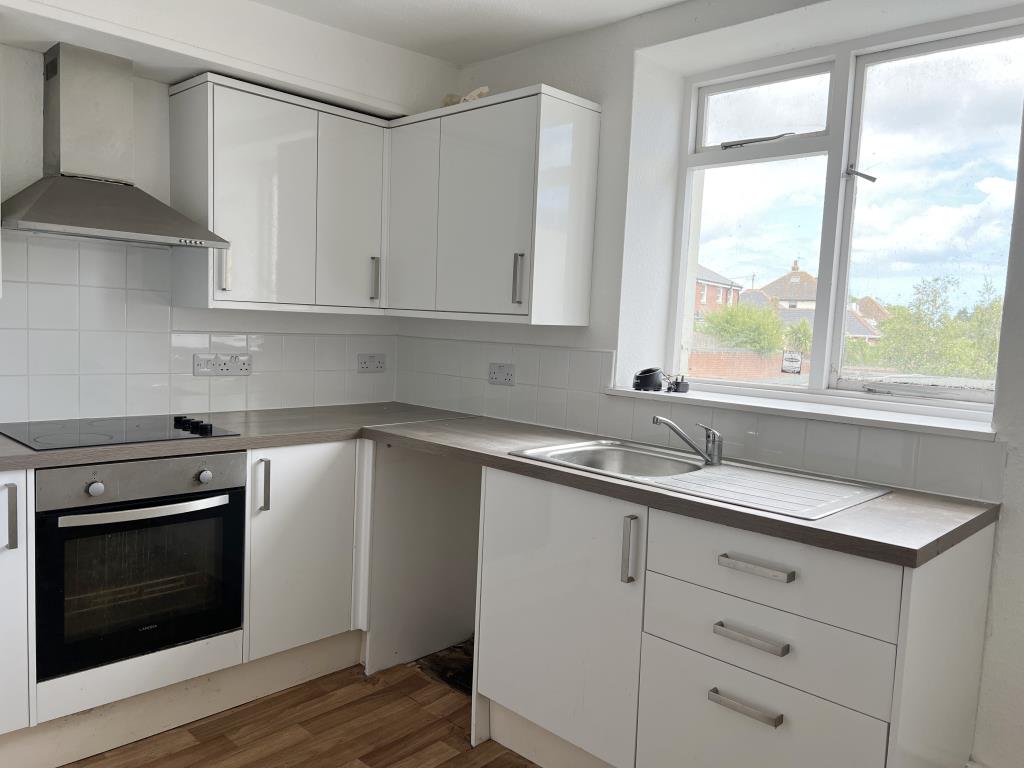 Lot: 145 - THREE-BEDROOM MAISONETTE FOR INVESTMENT OR OCCUPATION - White modern fitted kitchen